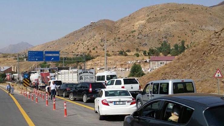 PKK Bitliste yol kesti, kaçmaya çalışan polisi yaraladı
