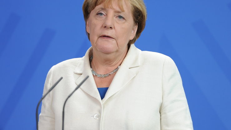 Merkel, burkanın tamamen yasaklanmasına karşı