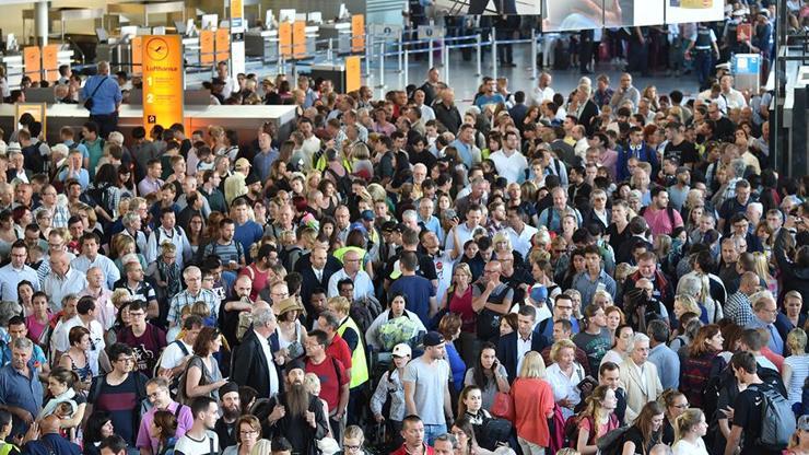 Frankfurt Havalimanında terör paniği