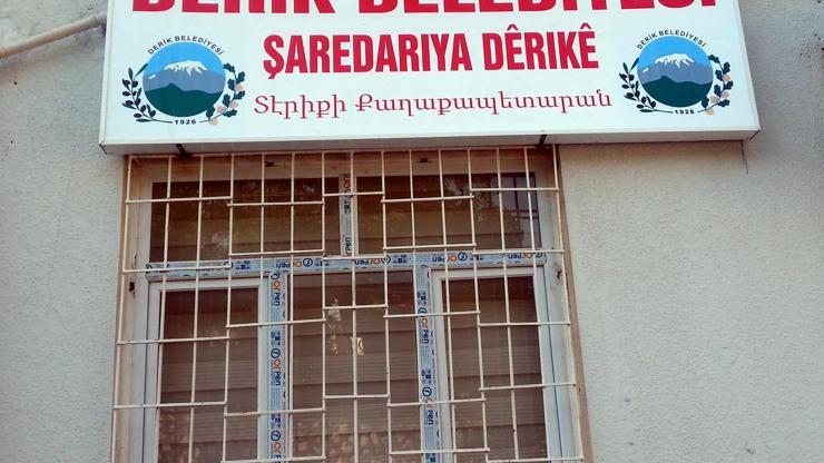 Derik Belediyesinin tabelası yeniden 3 dilli olarak asıldı