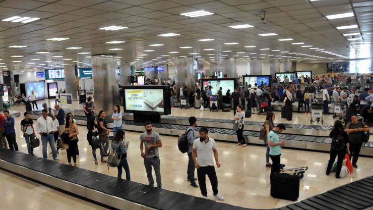 Atatürk Havalimanı’nda tatil dönüşü yoğunluğu