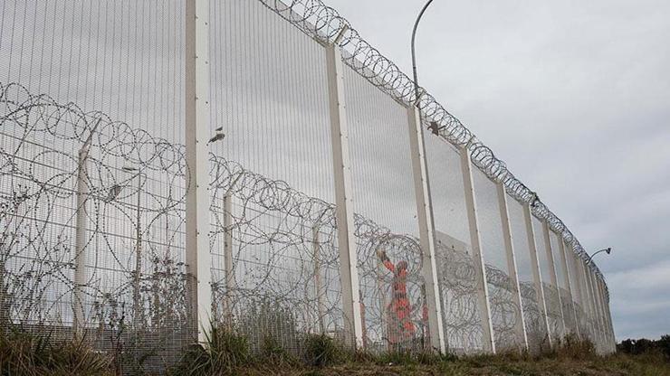 Fransada mültecilerin etrafına duvar örülüyor