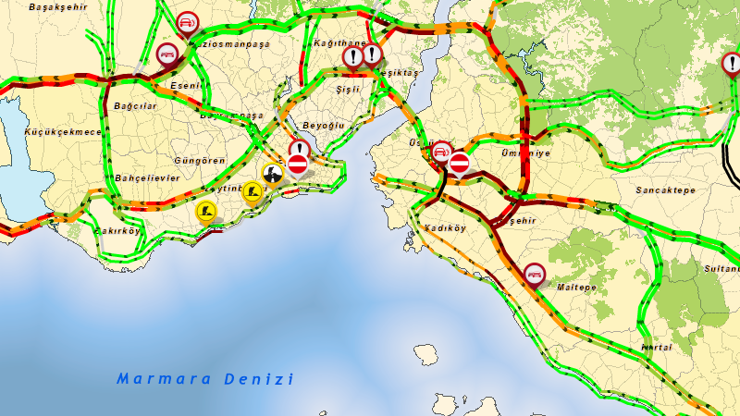 İstanbulda metrobüs kazası trafiği kilitledi