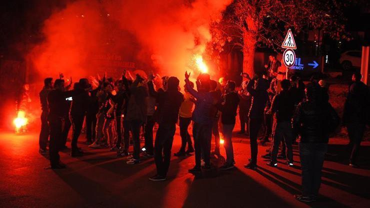 Fenerbahçe taraftarı Rasim Ozan Kütahyalıyı protesto etti