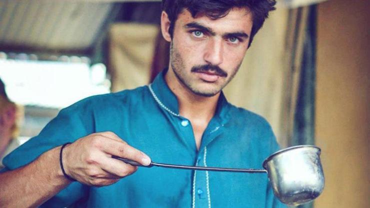 Pakistanlı çaycı bir kare ile ünlü oldu