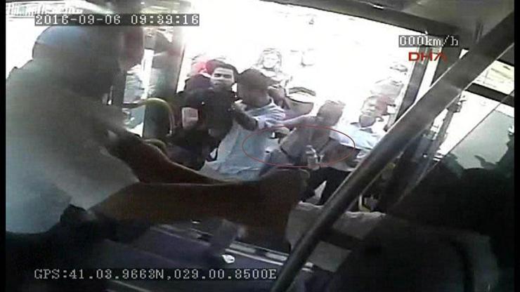 Metrobüs şoförünün yolcuya çakıyla saldırısı kameralarda