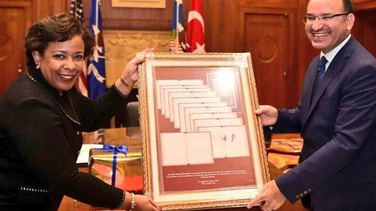 Bekir Bozdağdan ABD Adalet Bakanına ilginç hediye