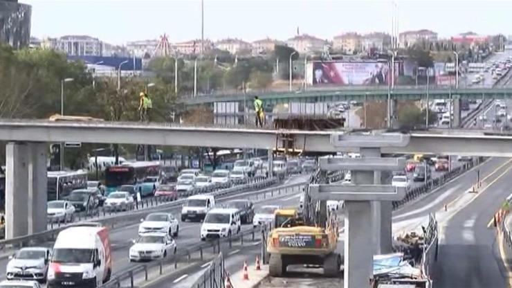 Metrobüs durağı doldu taştı, büyük tehlike yaşandı