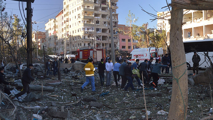 Diyarbakırdaki saldırıyla ilgili 10 kişi gözaltına alındı