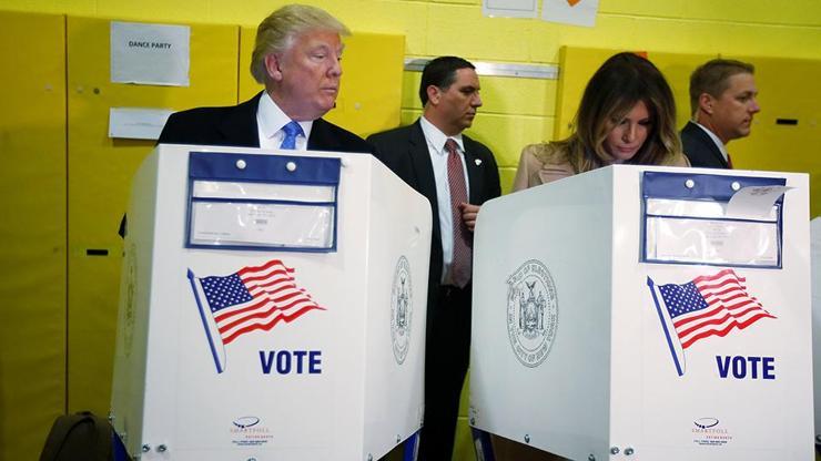 Donald Trump oy kullanırken gözü eşinin ne yaptığındaydı