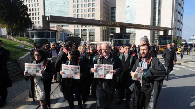 Avukatlar cübbeleri ile Cumhuriyet Gazetesine yürüdü