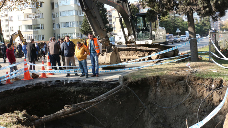Karadeniz Sahil Yolu’nda kanalizasyon hattı çöktü