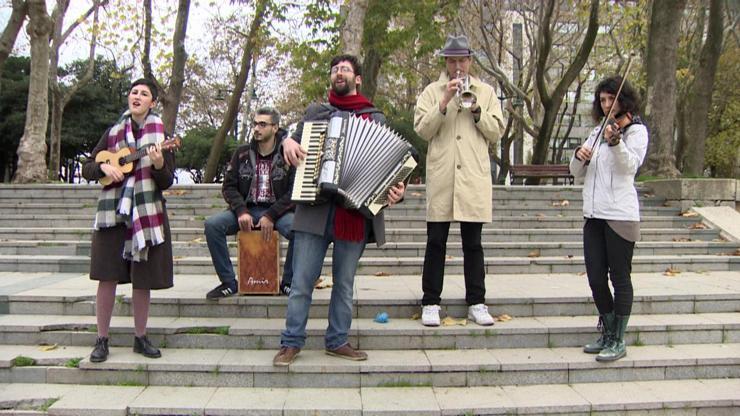Mültecilere müzikle yardım topluyorlar