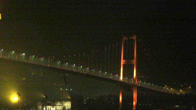 İstanbulun simgeleri turuncu renge büründü