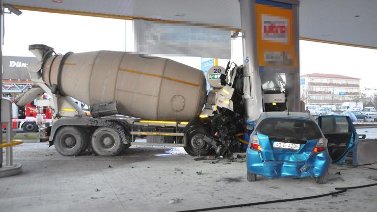 Beton mikseri benzin istasyonuna daldı, facianın eşiğinden dönüldü