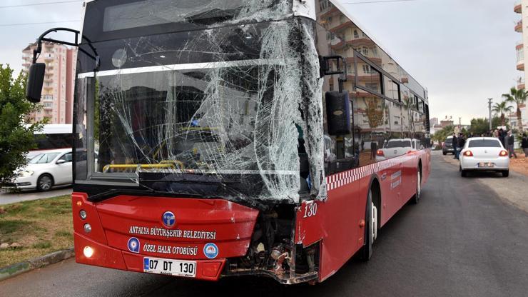 Antalyada halk otobüsü durağa daldı