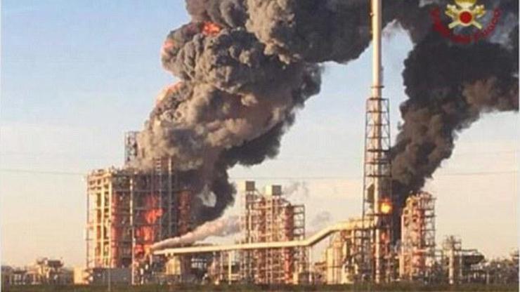 İtalyada petrol rafinerisi yanıyor