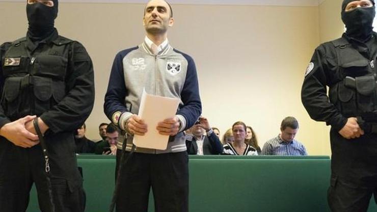 Suriyeli sığınmacı Macaristanda mahkemeye prangayla getirildi