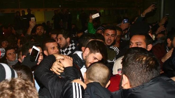 Taraftar Beşiktaşı tezahüratlarla karşıladı