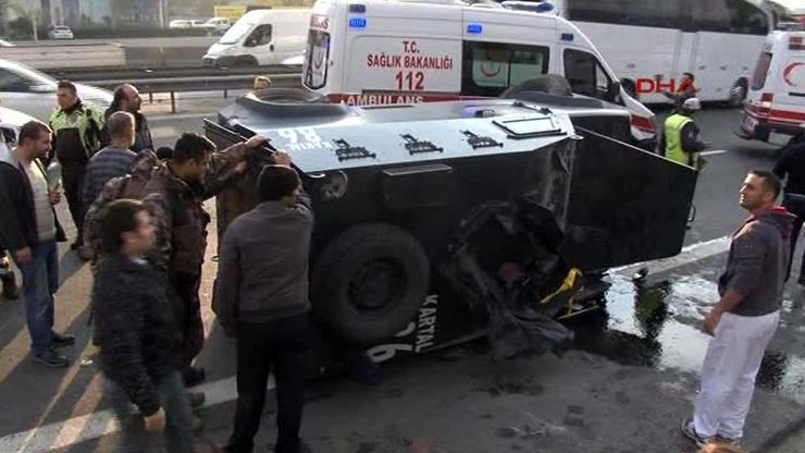 İstanbulda zırhlı polis aracı devrildi