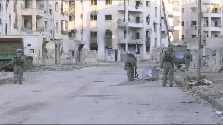 Rus askerleri Halepte el yapımı patlayıcıları temizliyor