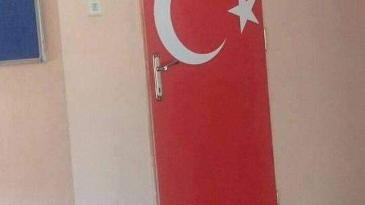 Türk bayraklı lavabo kapısına soruşturma