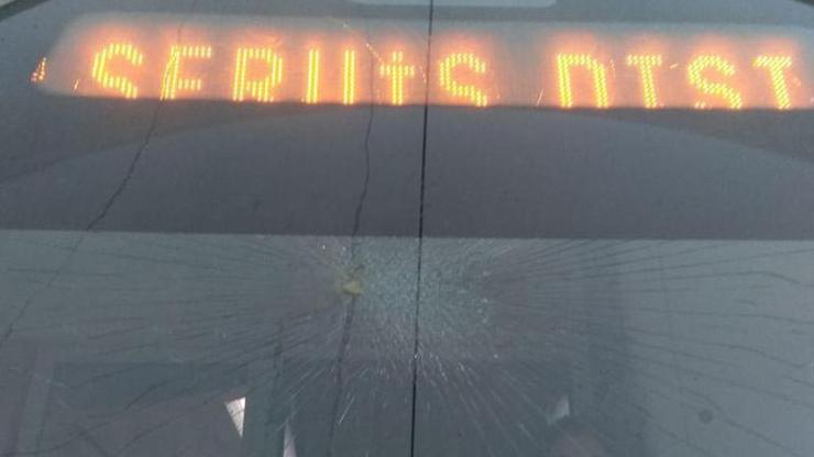 Taşlı kartopuyla tramvayların camını kırdılar
