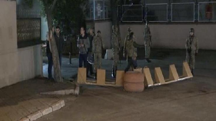 Zeytinburnu’nda askeri lojman önünde hareketli dakikalar