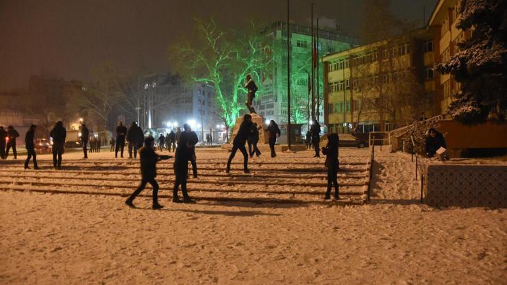 Sosyal medyadan çağrıyla toplanıp kar topu savaşı yaptılar