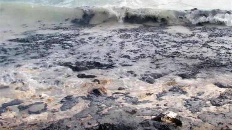 Gemiden sızan yakıt Çeşme kıyılarını vurdu