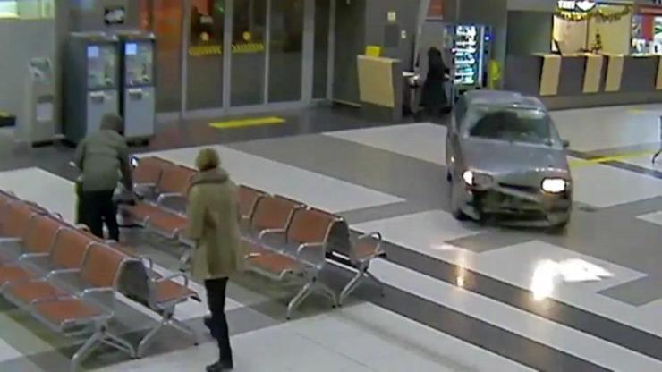 Arabayla havaalanına daldı O anlar güvenlik kamerasında...