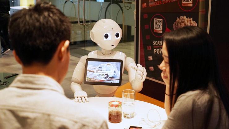 Pizza Hut’ın Şangay’daki restoran’ında yeni robot var