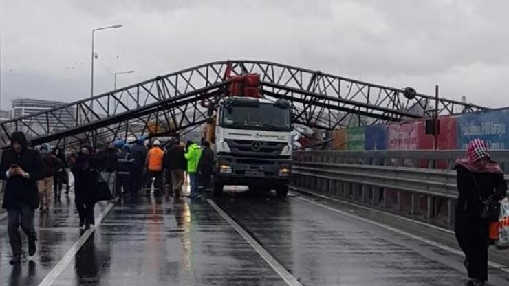 İstanbulda vinç devrildi: E-5te trafik durdu