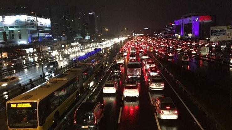 İstanbul’da kar yağışı trafiği felç etti