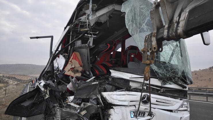 Yolcu otobüsü TIRa çarptı: 8 yaralı