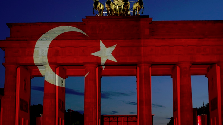 Berlindeki Brandenburg Kapısı Türk bayrağı renklerine büründü