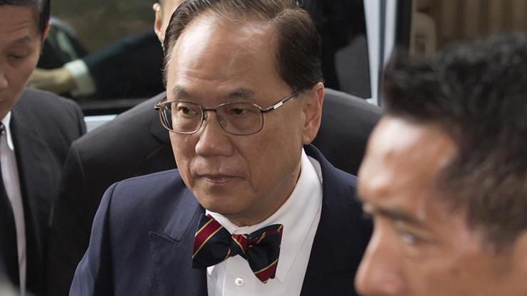 Hong Kongun eski baş yöneticisine rüşvet suçlaması