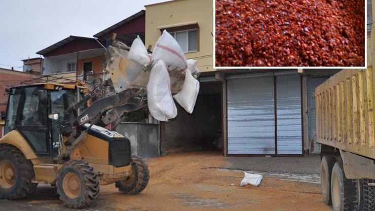 Vatandaşa pul biber diye yedirilen Gaziantepteki 40 ton çöp imha edildi