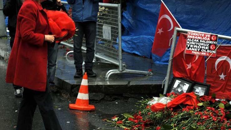 ABDnin İstanbul Başkonsolosu Jennifer Davis, Reina önüne çiçek bıraktı