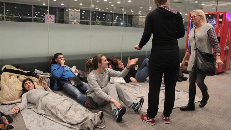 Kardan uçuşlar iptal olunca yolcular Atatürk Havalimanında mahsur kaldı