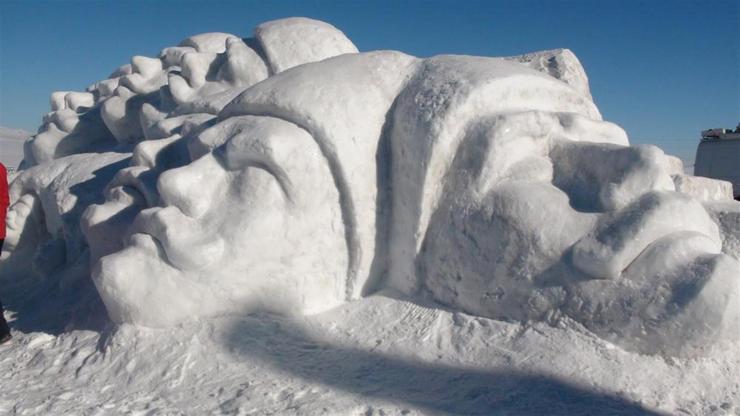 Sarıkamış şehitleri kardan heykellerle anılıyor