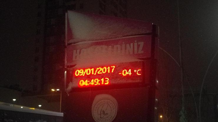 İstanbulda kar yağışı bu gece de etkili oldu