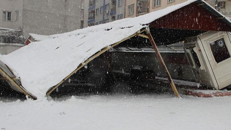 Manisa’da okulun garaj çatısı çöktü