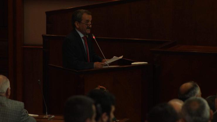 İBB Meclisinde CHPli üye Ensar Vakfını eleştirince mikrofonu kapatıldı