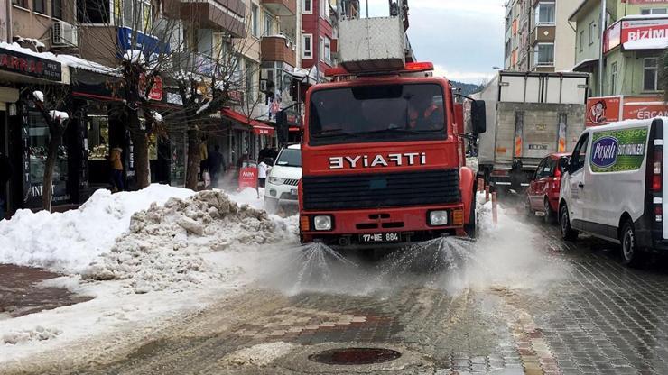 Yollardaki buzu termal suyla erittiler