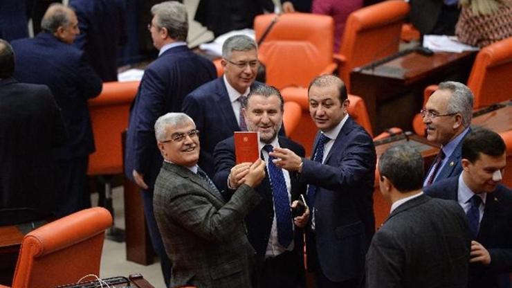 CHPli milletvekillerinden Mecliste ’Anayasa’lı protesto