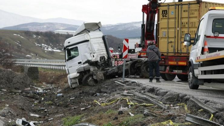 TIR kazası Bursa-İstanbul yolunu kapattı