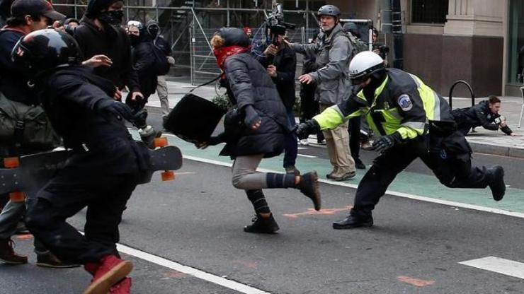 RT America muhabiri, Washington’daki gösterileri takip ederken gözaltına alındı