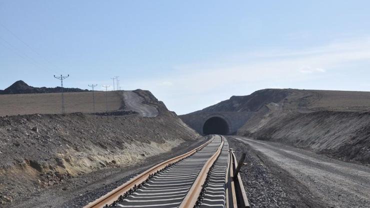 Bakü-Tiflis-Kars demiryolu 2 ay sonra açılıyor