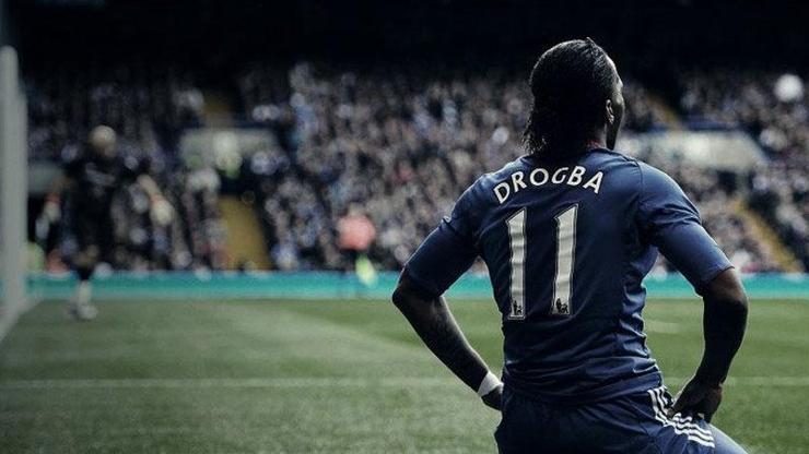 Didier Drogba imzayı atıyor